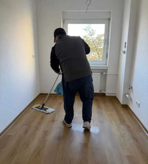 Professionelle Bauendreinigung im Innenbereich mit Bodenpflege